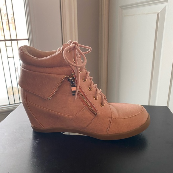 Top Moda - size 5 1/2 - hidden heel lace up sneaker - synthetic upper - Picture 15 of 16